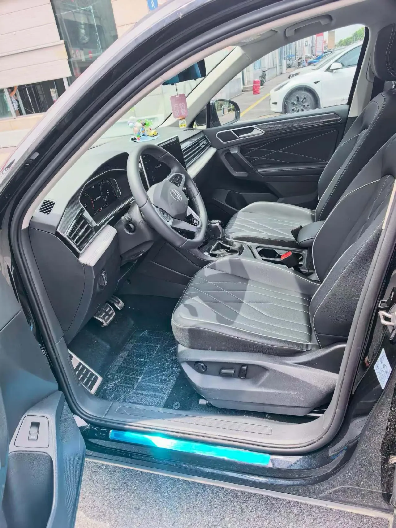 Volkswagen 2024 Tiguan L R-Line 2.0TSI 330TSI Two‑wheel‑drive R‑Line Dragon Glory Edition Automatic 3