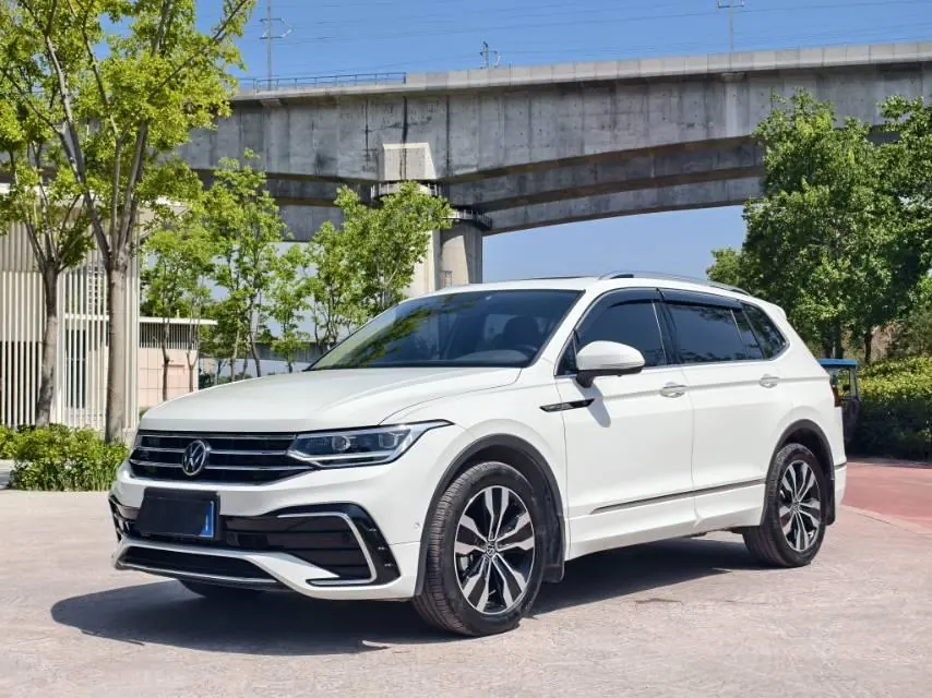 Volkswagen 2024 Tiguan L R-Line 2.0TSI 330TSI Two-Drive R-Line Overdrive Automatic Gear - View 1