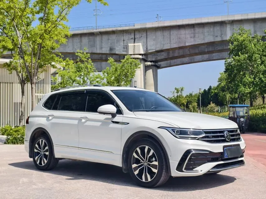 Volkswagen 2024 Tiguan L R-Line 2.0TSI 330TSI Two-Drive R-Line Overdrive Automatic Gear 3