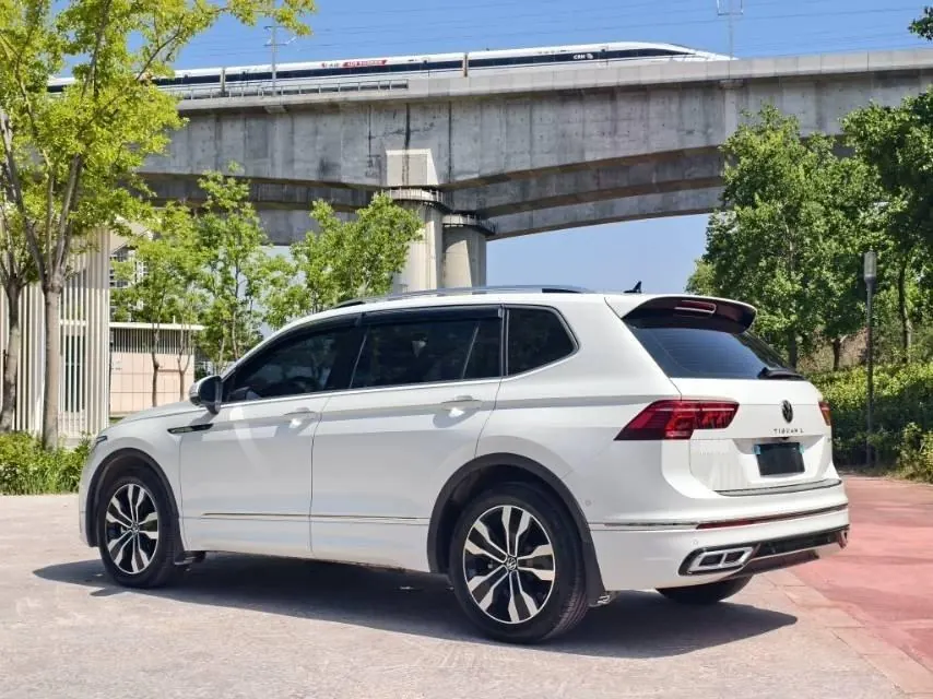 Volkswagen 2024 Tiguan L R-Line 2.0TSI 330TSI Two-Drive R-Line Overdrive Automatic Gear 4
