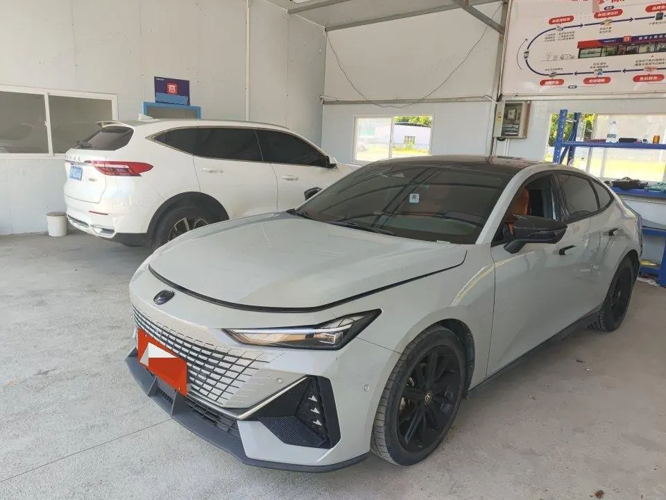 ChangAn 2022 UNI-V 1.5T honorable automatic gear - View 1