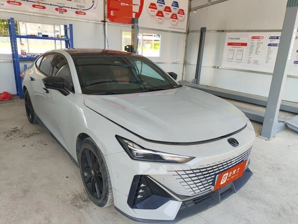 ChangAn 2022 UNI-V 1.5T honorable automatic gear 2