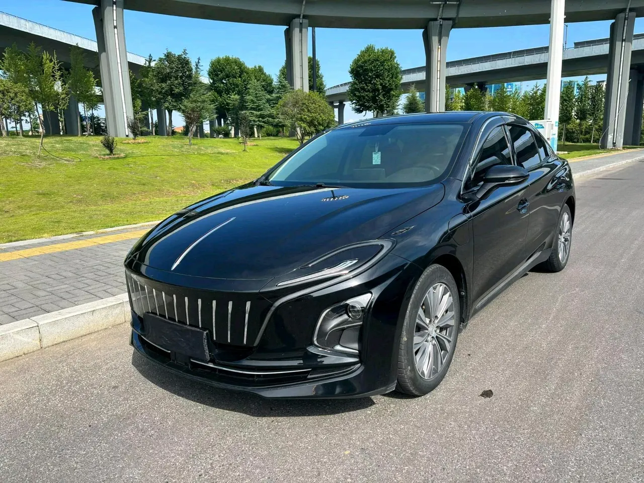 Открыть галерею: HongQi 2022 E-QM 5 431km Charging Enjoy Edition Automatic Gear