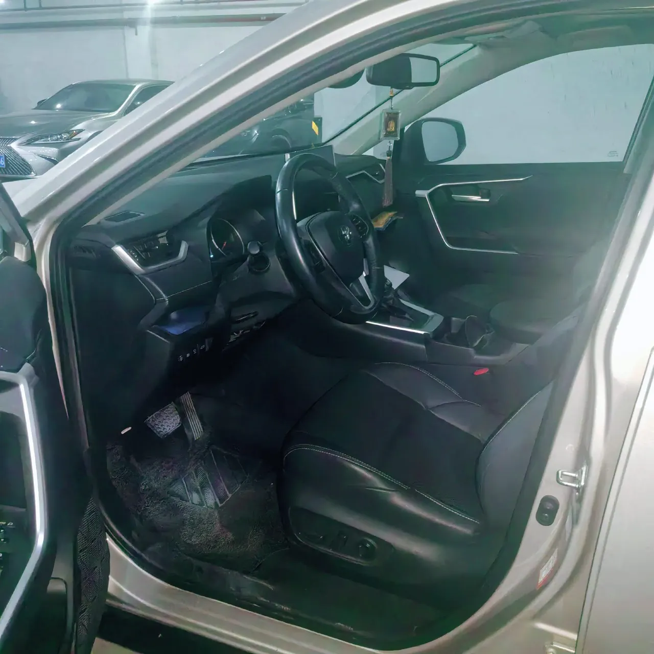 Toyota 2022 Willanda 2.0 Stepless Two-Drive Premium Edition Automatic Gear 4