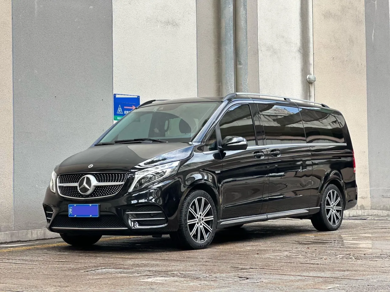 Open image lightbox: Mercedes Benz V 2022V 260 L 2.0T Deluxe Edition Automatic Gear