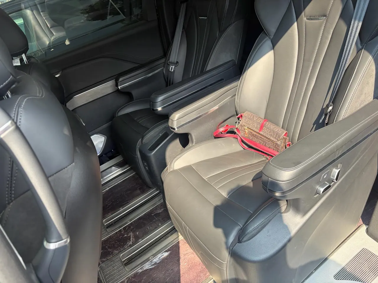 HongQi 2023 HQ9 48V 2.0T Zhilian Flag Rhyme Edition Automatic Gear 3