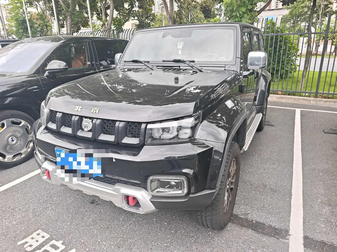 Открыть галерею: Beijing 2023 BJ40 2.0T 4-wheel drive city hunter version chivalrous automatic gear