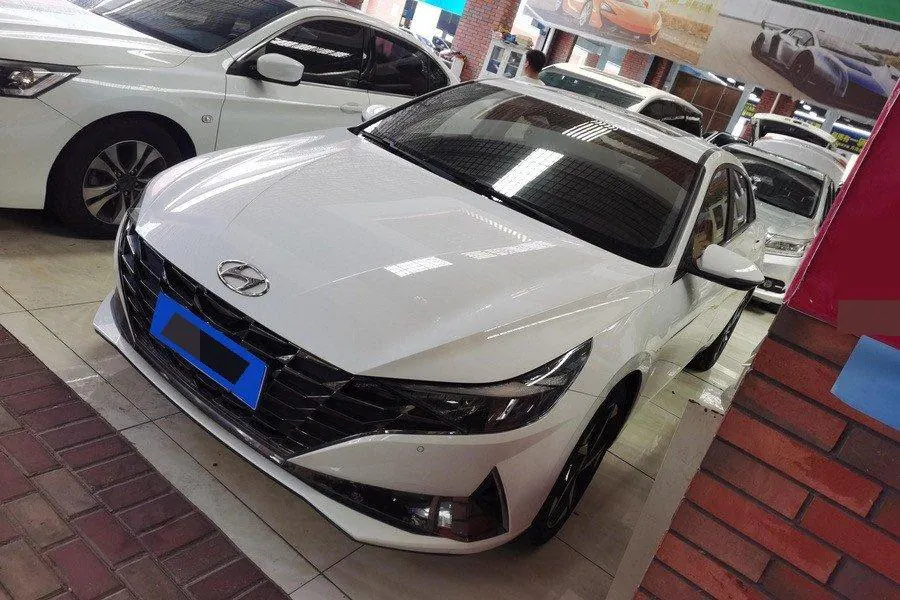 Открыть галерею: Hyundai 2021 Elantra -3-compartment 1.5 stepless LUX premium automatic gear