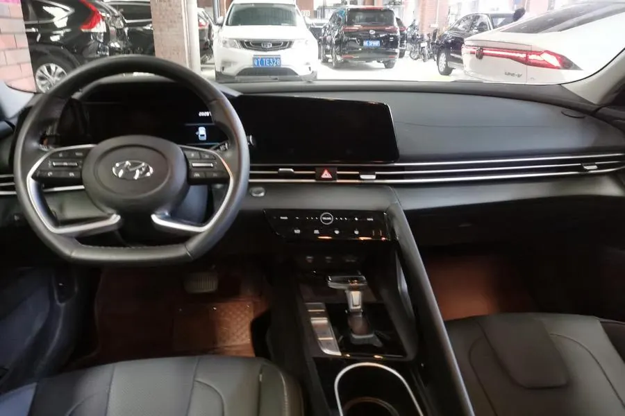 Hyundai 2021 Elantra -3-compartment 1.5 stepless LUX premium automatic gear 6