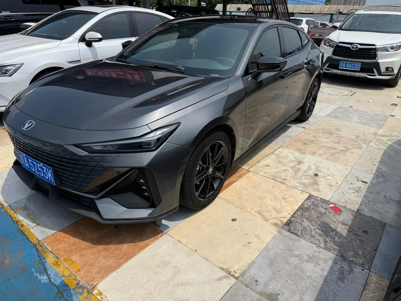 ChangAn 2023 UNI-V 1.5T honorable automatic gear - View 1