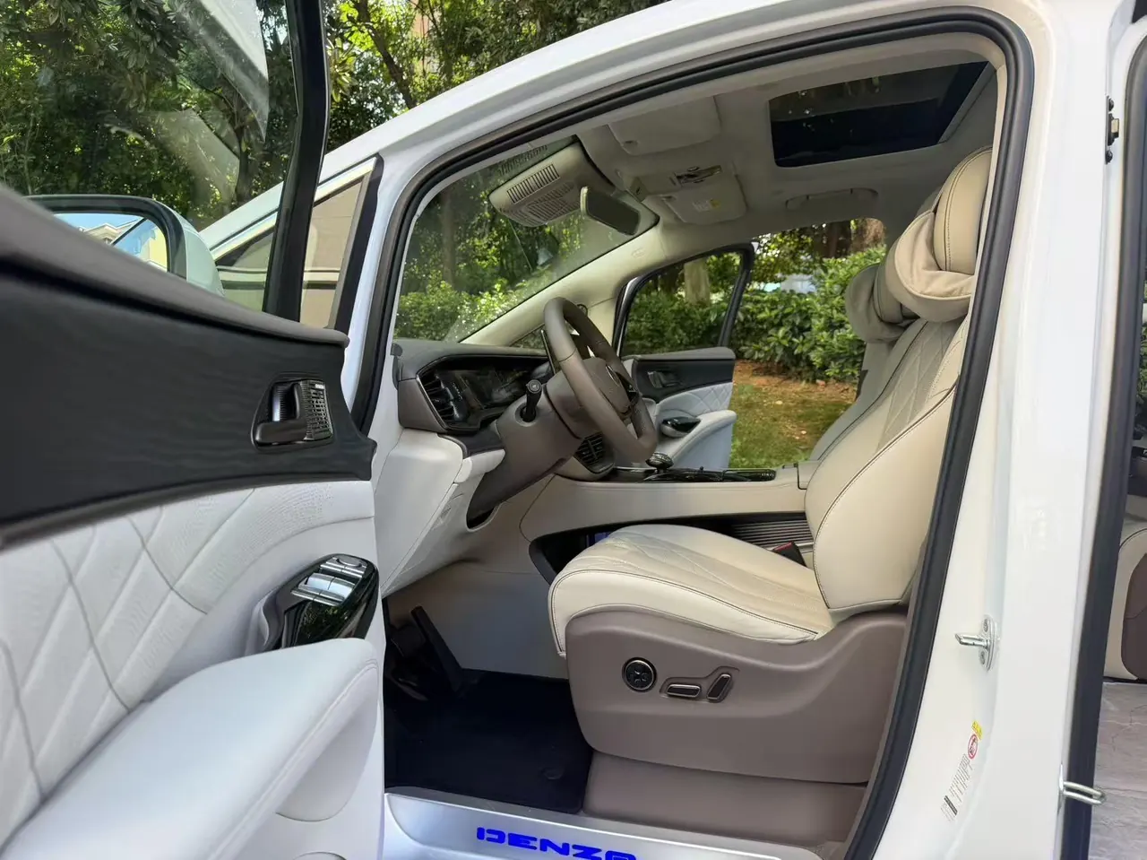 Denza 2022 Denza D9 DM-i 1.5T stepless 970 four-wheel drive flagship automatic gear 6