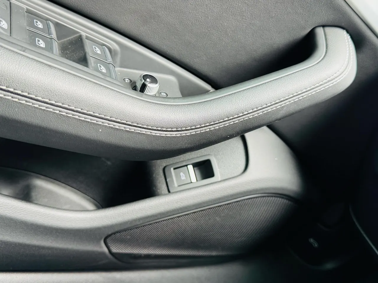 Audi 2023 A4L 2.0TFSI 40TFSI Bang & Olufsen Starry Night Edition Automatic Gear 12
