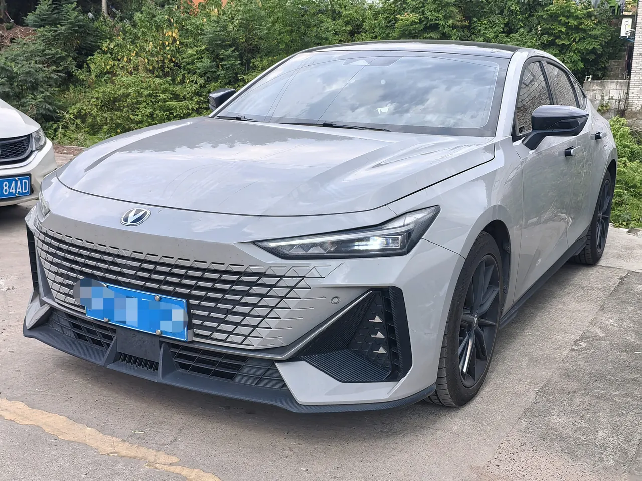 Open image lightbox: ChangAn 2023 UNI-V 1.5T honorable automatic gear