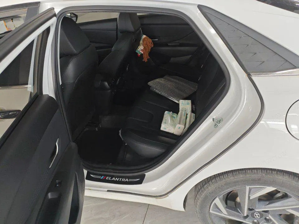 Hyundai 2023 Elantra -3-compartment 1.5 stepless LUX premium automatic gear 3