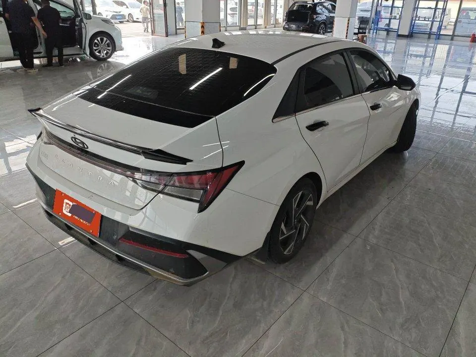 Hyundai 2023 Elantra -3-compartment 1.5 stepless LUX premium automatic gear 4