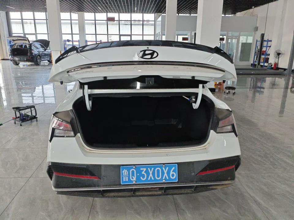 Hyundai 2023 Elantra -3-compartment 1.5 stepless LUX premium automatic gear 5