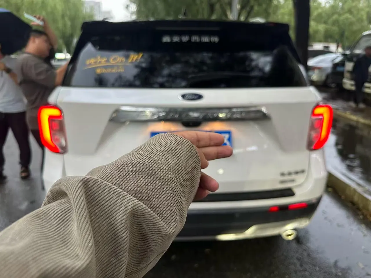 Ford 2020 Explorer 2.3T EcoBoost 285 Four-wheel Drive Fashion Edition 6-seat Automatic Gear 8