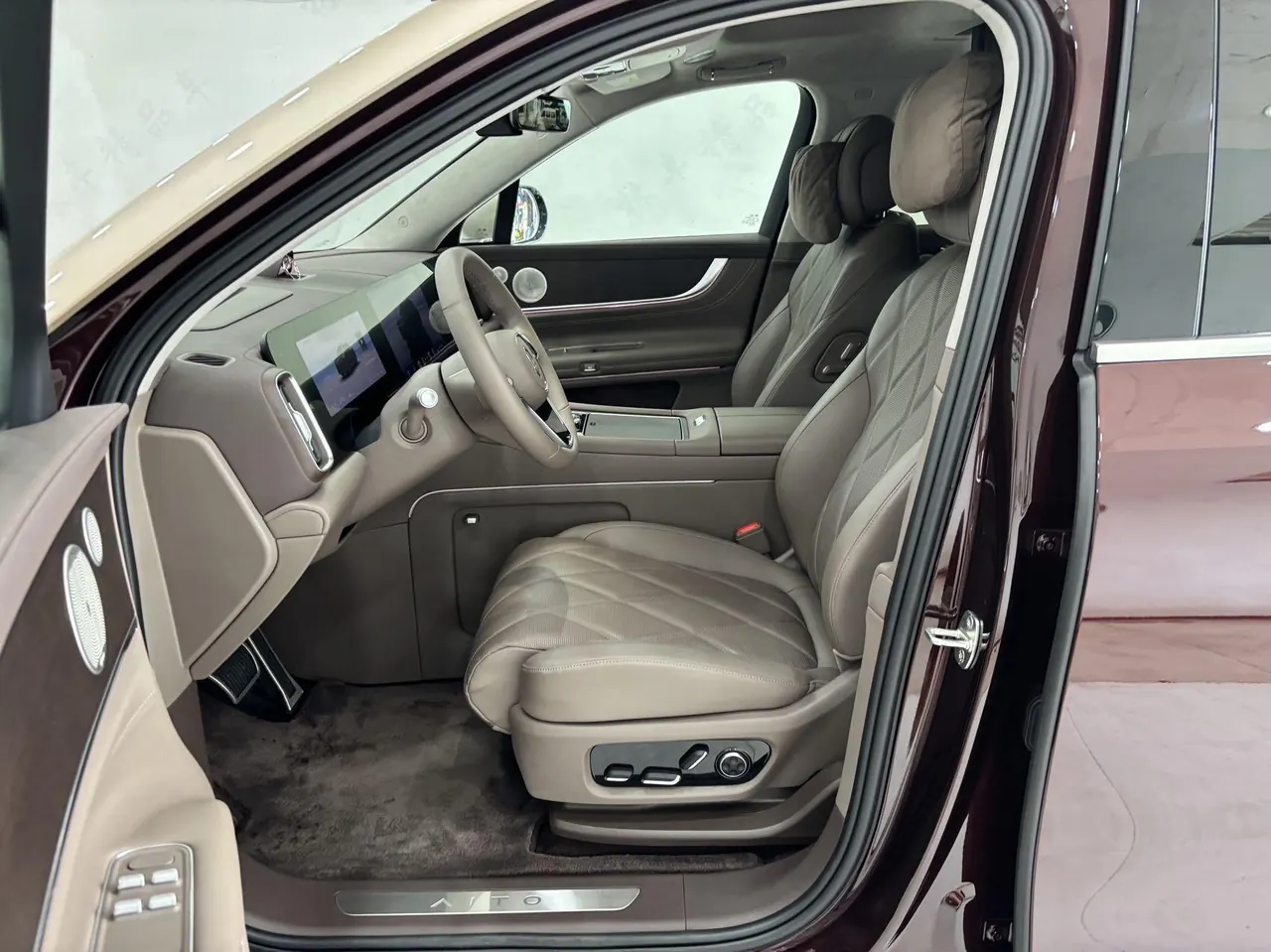 AITO 2025 AITO M9 extended range Ultra version 52kWh6 seat version automatic gear 7