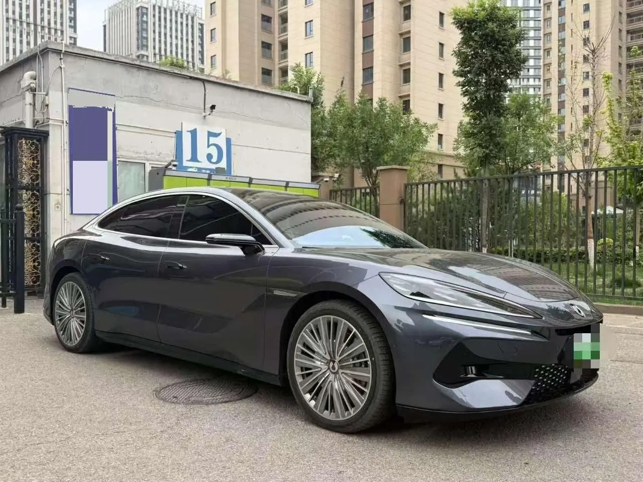 Denza 2024 Denza Z9 2.0T stepless 1100km four-wheel drive Ultra version automatic gear 3