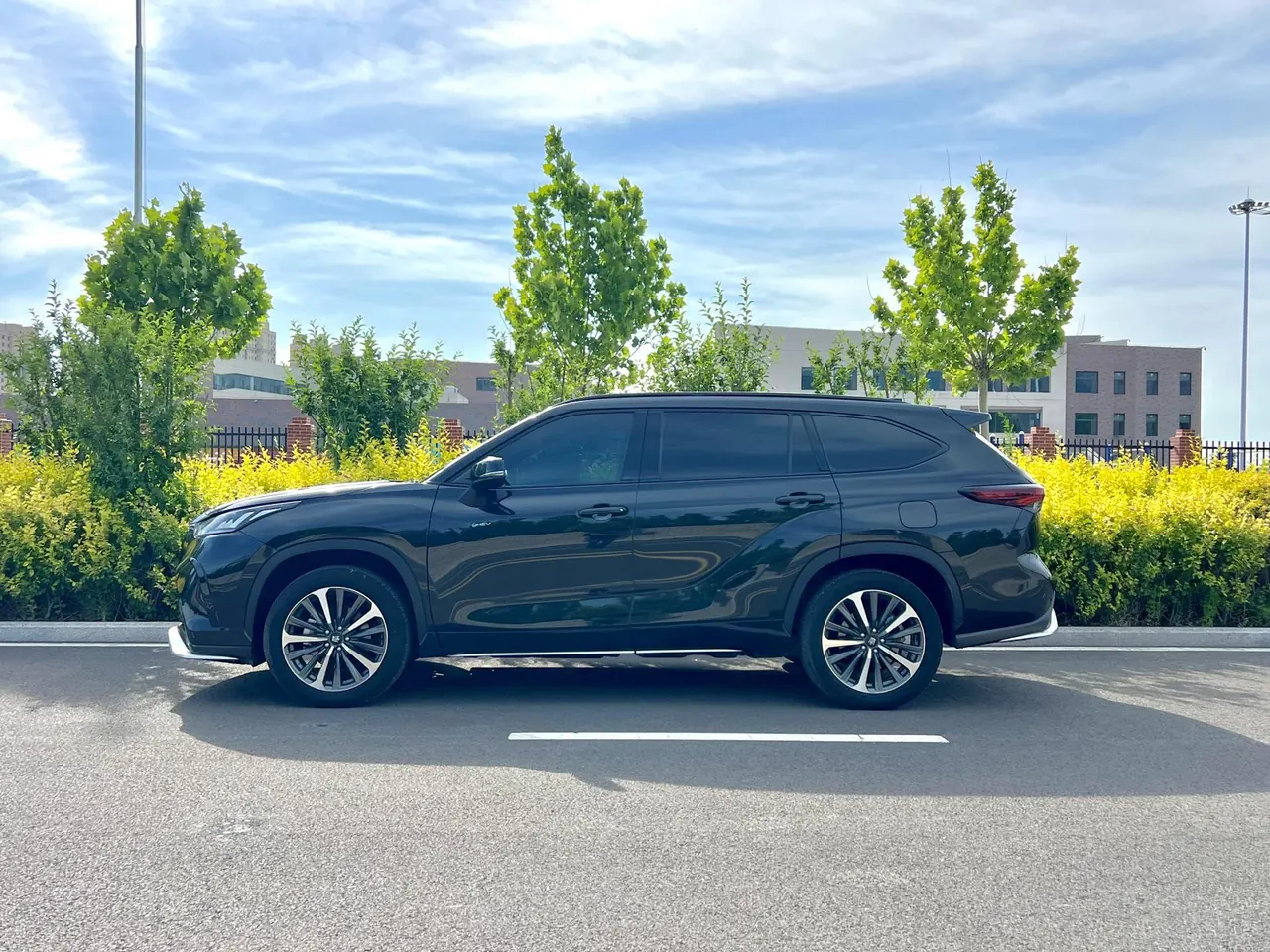 Toyota 2024 Crown Land Release HEV 2.5 Stepless Four-wheel Drive Premium Edition Automatic Gear 3