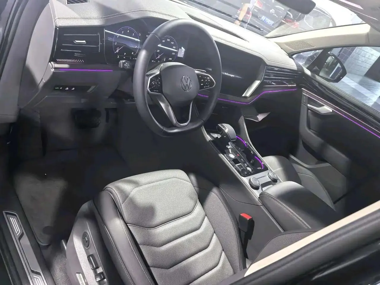 Volkswagen Touareg (Imported) 2026 Touareg 3.0TSI Sharp Edition Obsidian Black Sports Suit Automatic Gear 4