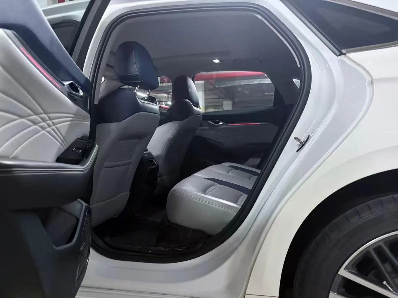 Geely 2020 xingrui 2.0T distinguished automatic gear 3