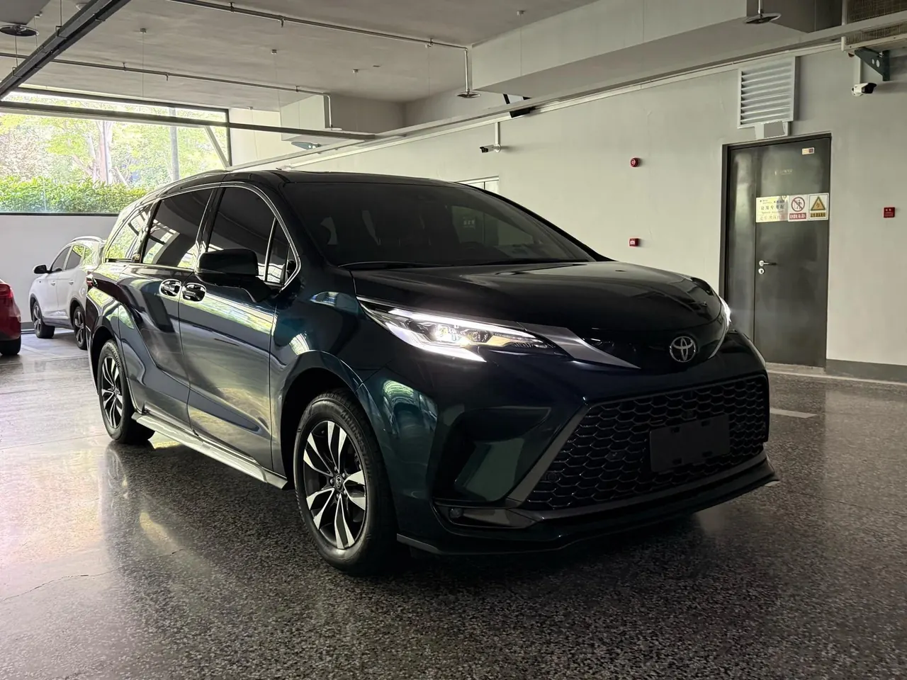 Toyota 2026 Grevia HYBRID 2.5 Stepless Zunjue MAX Four-wheel Drive Automatic Gear 3