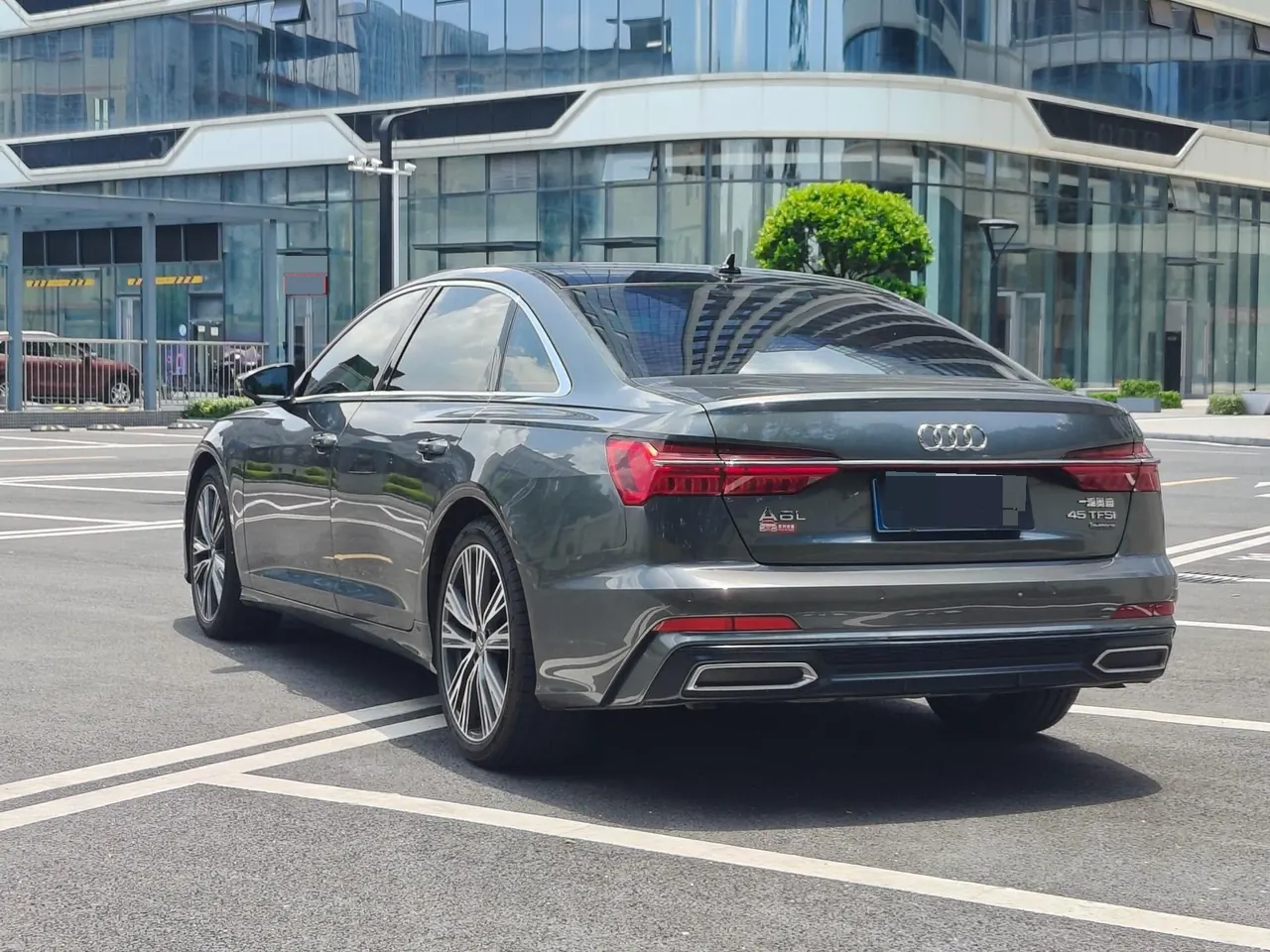 Audi 2021 A6L 2.0TFSI 45TFSI into the life version of automatic gear 3