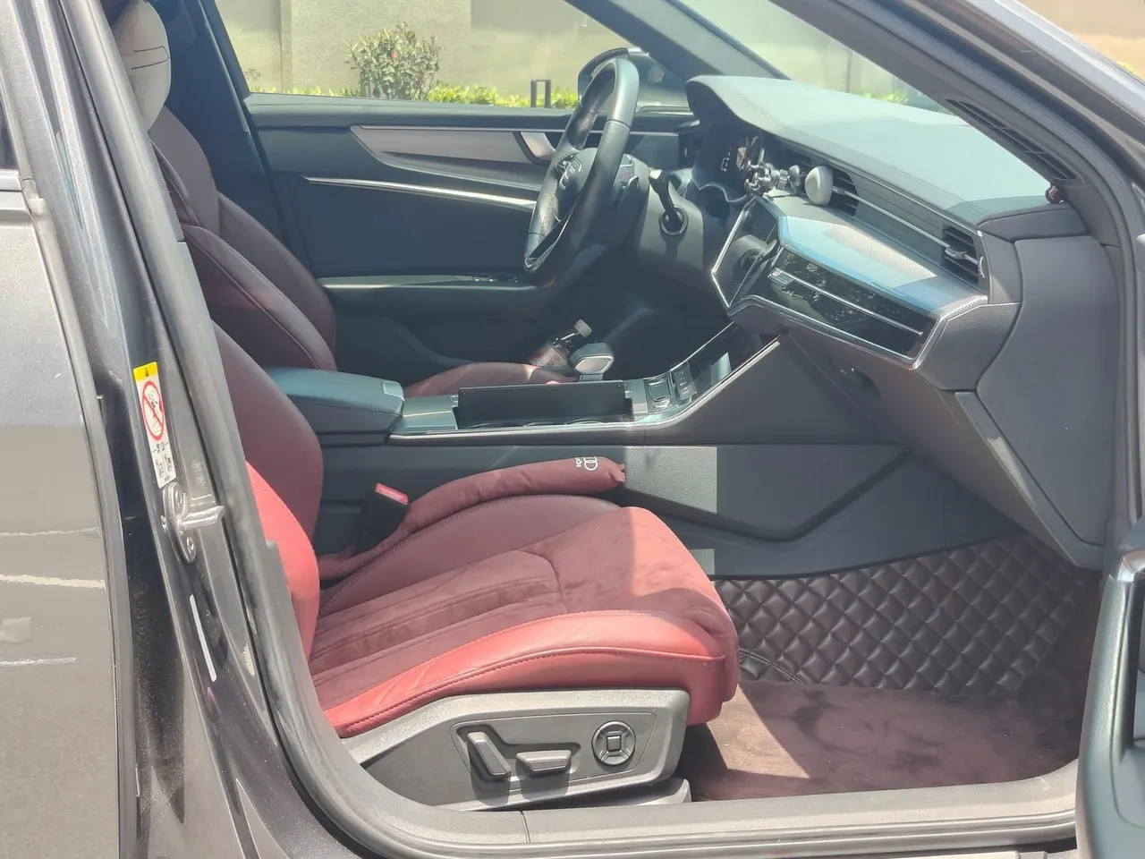 Audi 2021 A6L 2.0TFSI 45TFSI into the life version of automatic gear 6