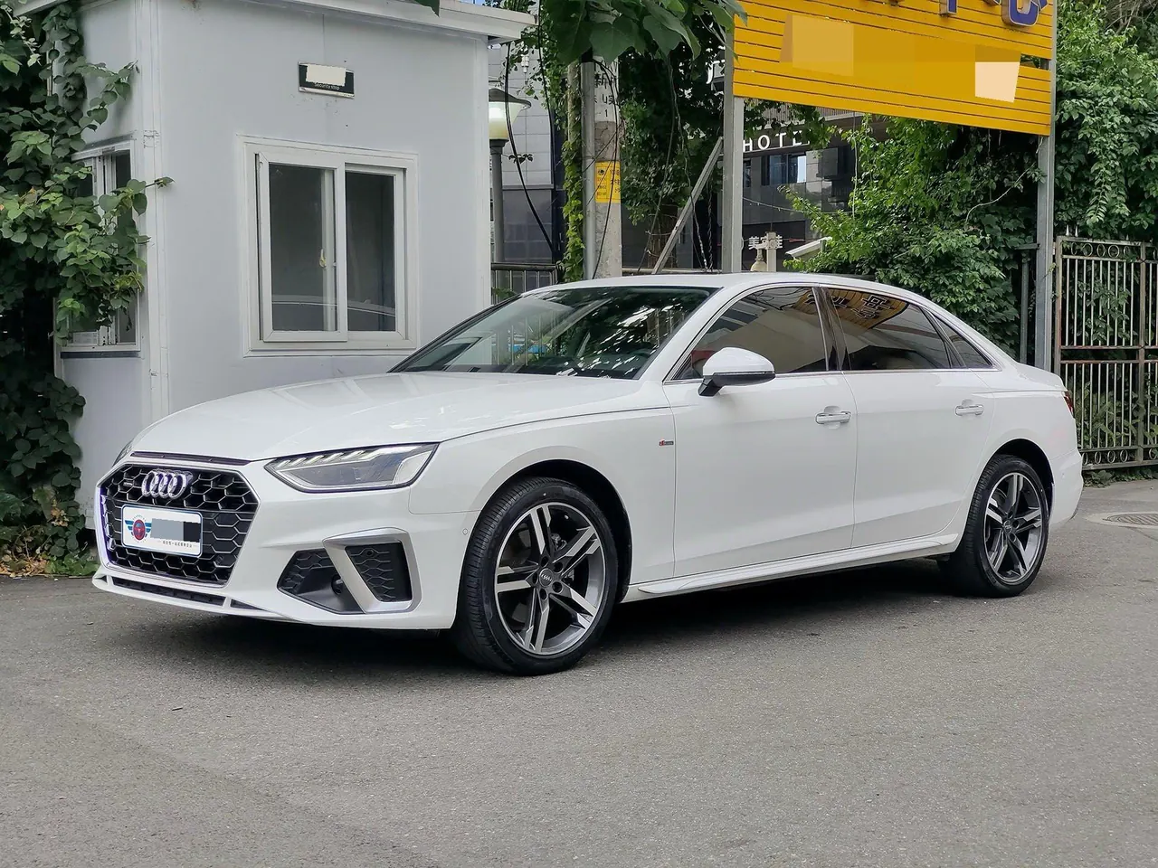 Audi 2020 A4L 2.0TFSI 40TFSI Deluxe Dynamic Automatic - View 1