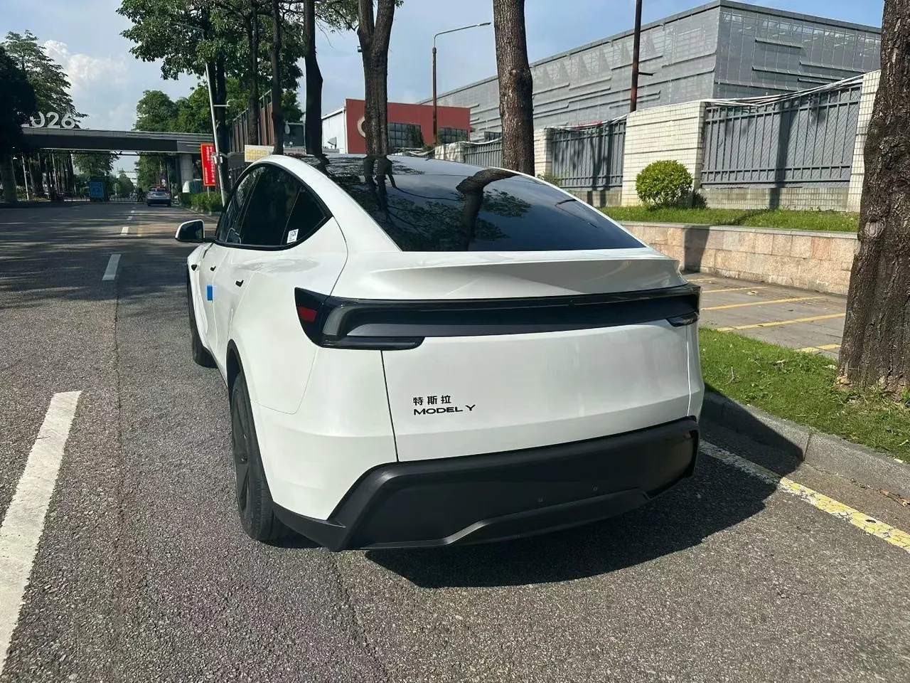 Tesla 2026 Model Y Rear-Wheel-Drive Automatic 7