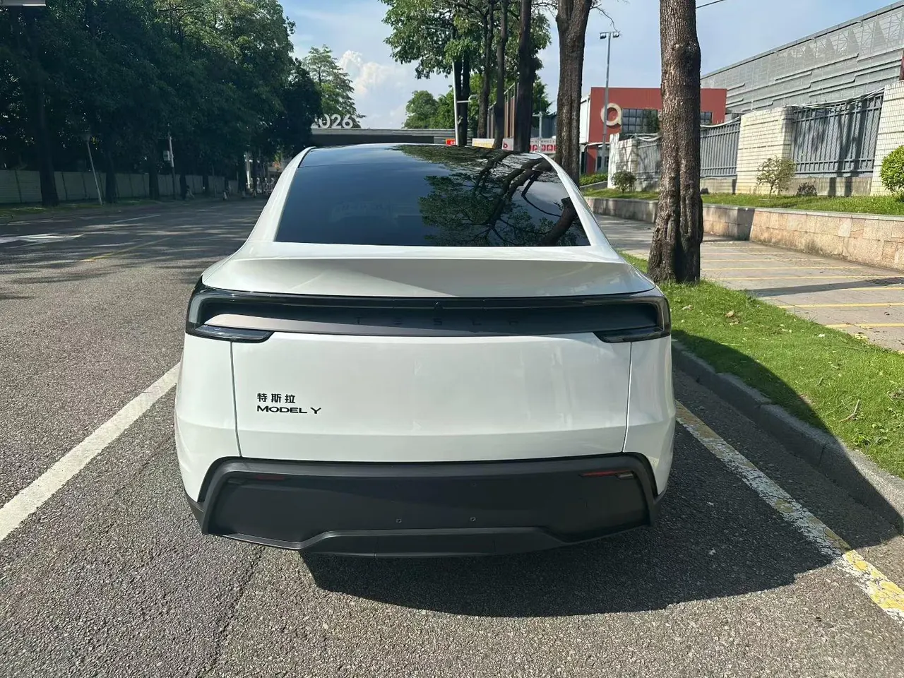 Tesla 2026 Model Y Rear-Wheel-Drive Automatic 8