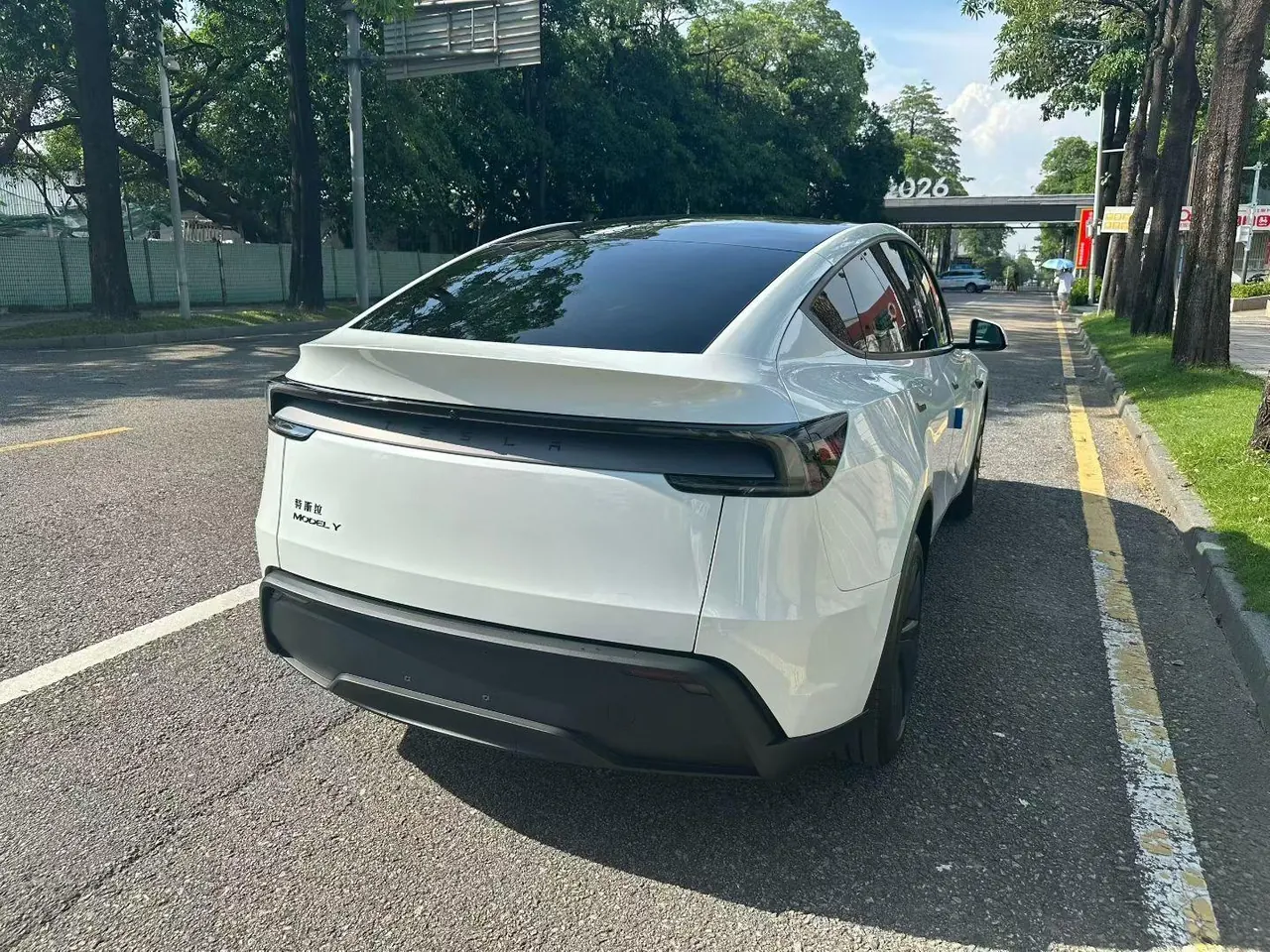 Tesla 2026 Model Y Rear-Wheel-Drive Automatic 9