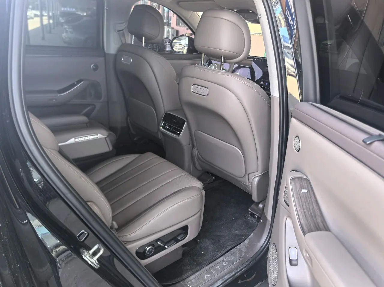 AITO 2026 AITO M7 extended range Max 4-wheel drive version 6 seats (896-line laser Radar) automatic gear 3
