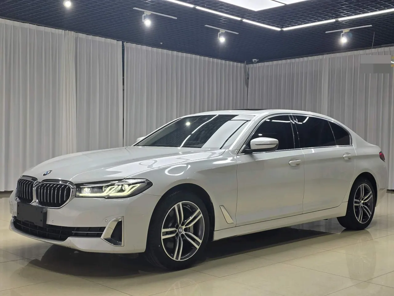Открыть галерею: BMW 5 Series 2022 530Li 2.0T Leading Luxury Suit (Modified) Automatic Gear