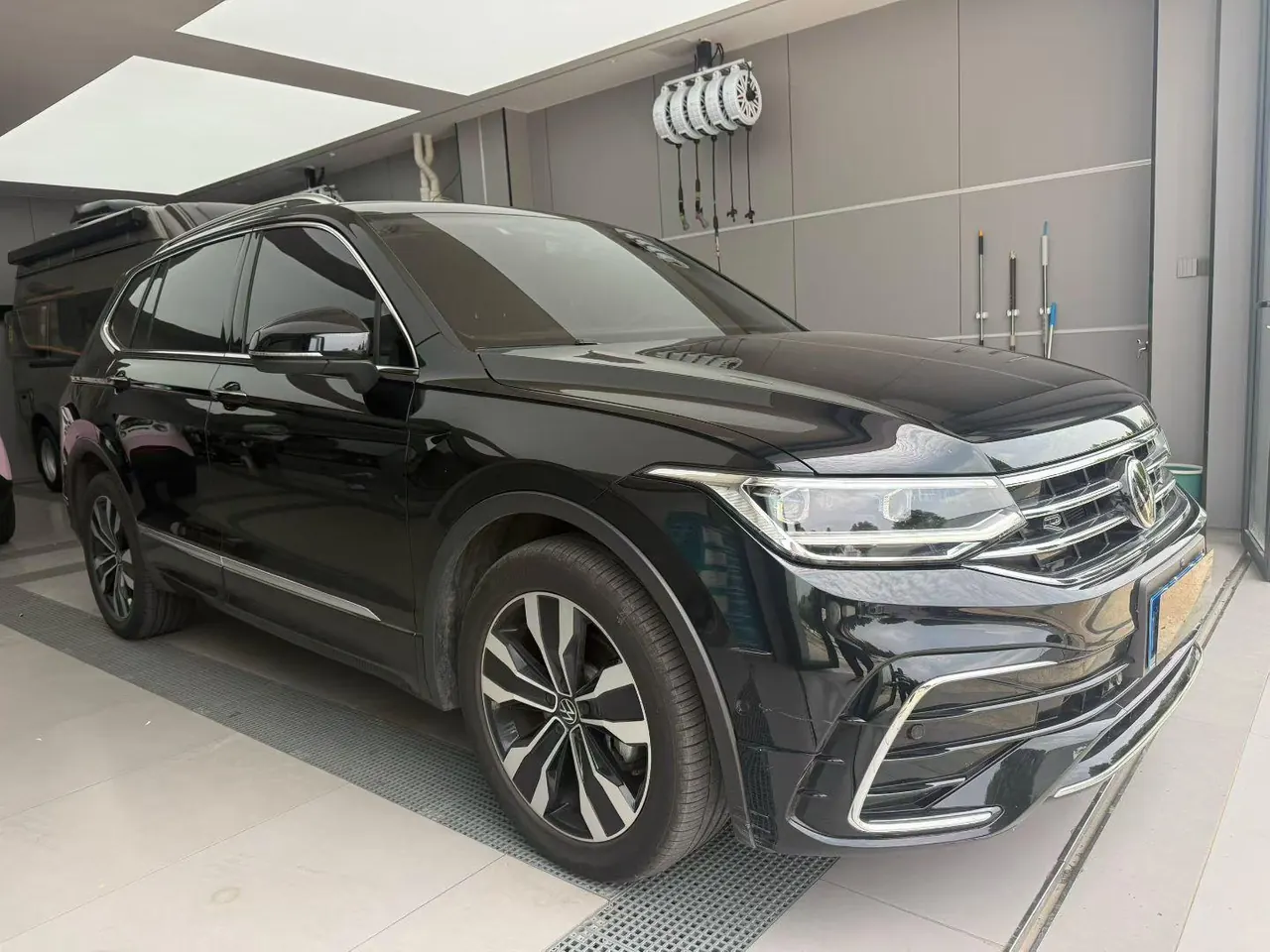 Volkswagen 2024 Tiguan L R-Line 2.0TSI 330TSI Two-Drive R-Line Overdrive Automatic Gear 3