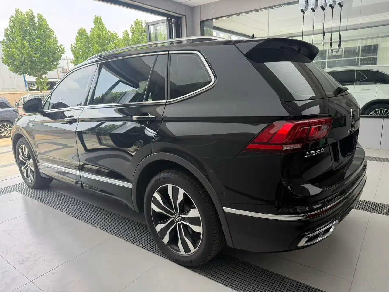 Volkswagen 2024 Tiguan L R-Line 2.0TSI 330TSI Two-Drive R-Line Overdrive Automatic Gear 6