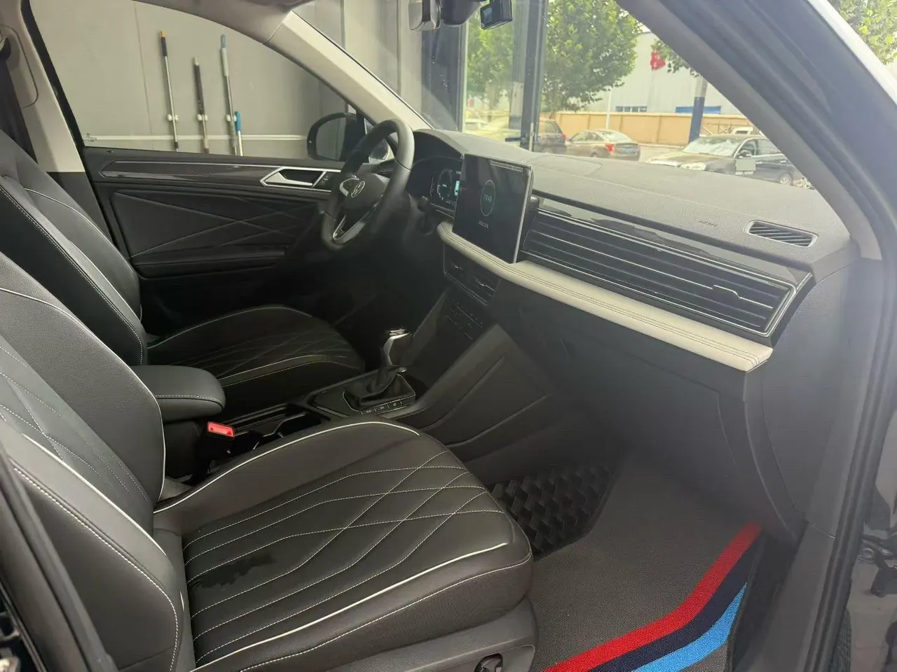 Volkswagen 2024 Tiguan L R-Line 2.0TSI 330TSI Two-Drive R-Line Overdrive Automatic Gear 7