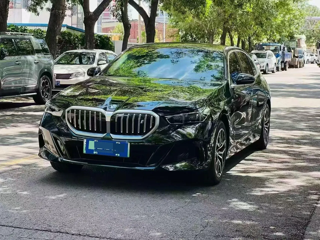 Open image lightbox: BMW 2025 i5 eDrive 35L M sports suit automatic gear