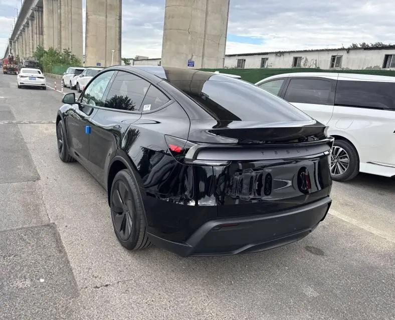 Tesla 2026 Model Y Rear-Wheel-Drive Automatic 6