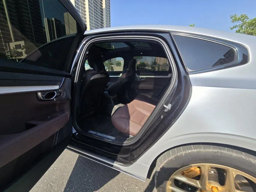 Volvo S90 New Energy 2026 S90 PHEV 2.0T T8 Four-wheel Drive Long Endurance Zhiyuan Deluxe Edition Automatic Gear 6