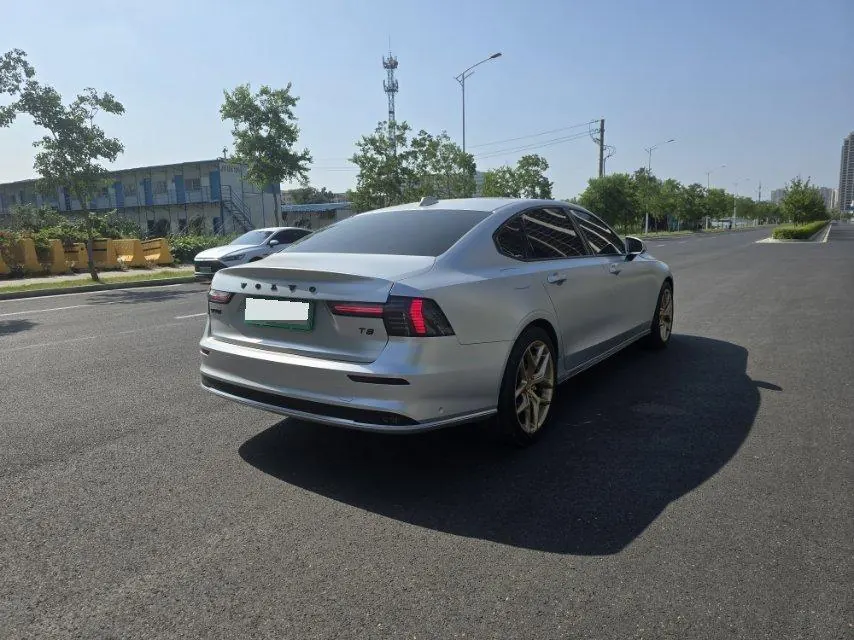 Volvo S90 New Energy 2026 S90 PHEV 2.0T T8 Four-wheel Drive Long Endurance Zhiyuan Deluxe Edition Automatic Gear 9