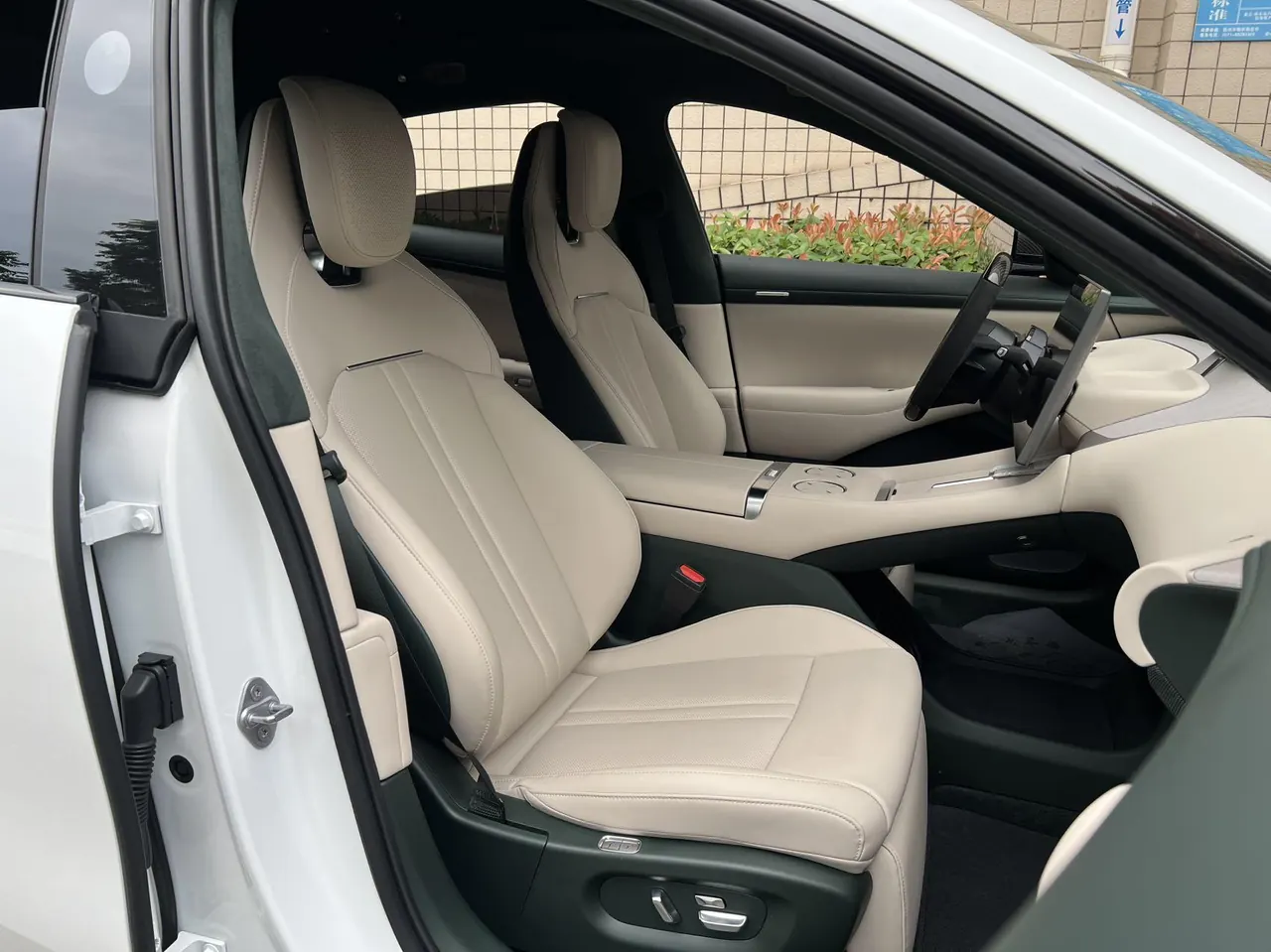 MI 2025 YU7 Long Endurance High Performance Four-wheel Drive Max Edition Automatic Gear 16