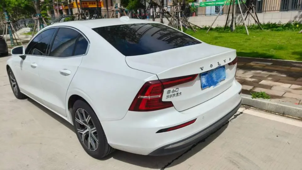 Volvo 2026 S60 48V 2.0T B4 Zhiyi Deluxe Edition Automatic Gear 2