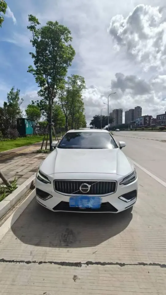 Volvo 2026 S60 48V 2.0T B4 Zhiyi Deluxe Edition Automatic Gear 3