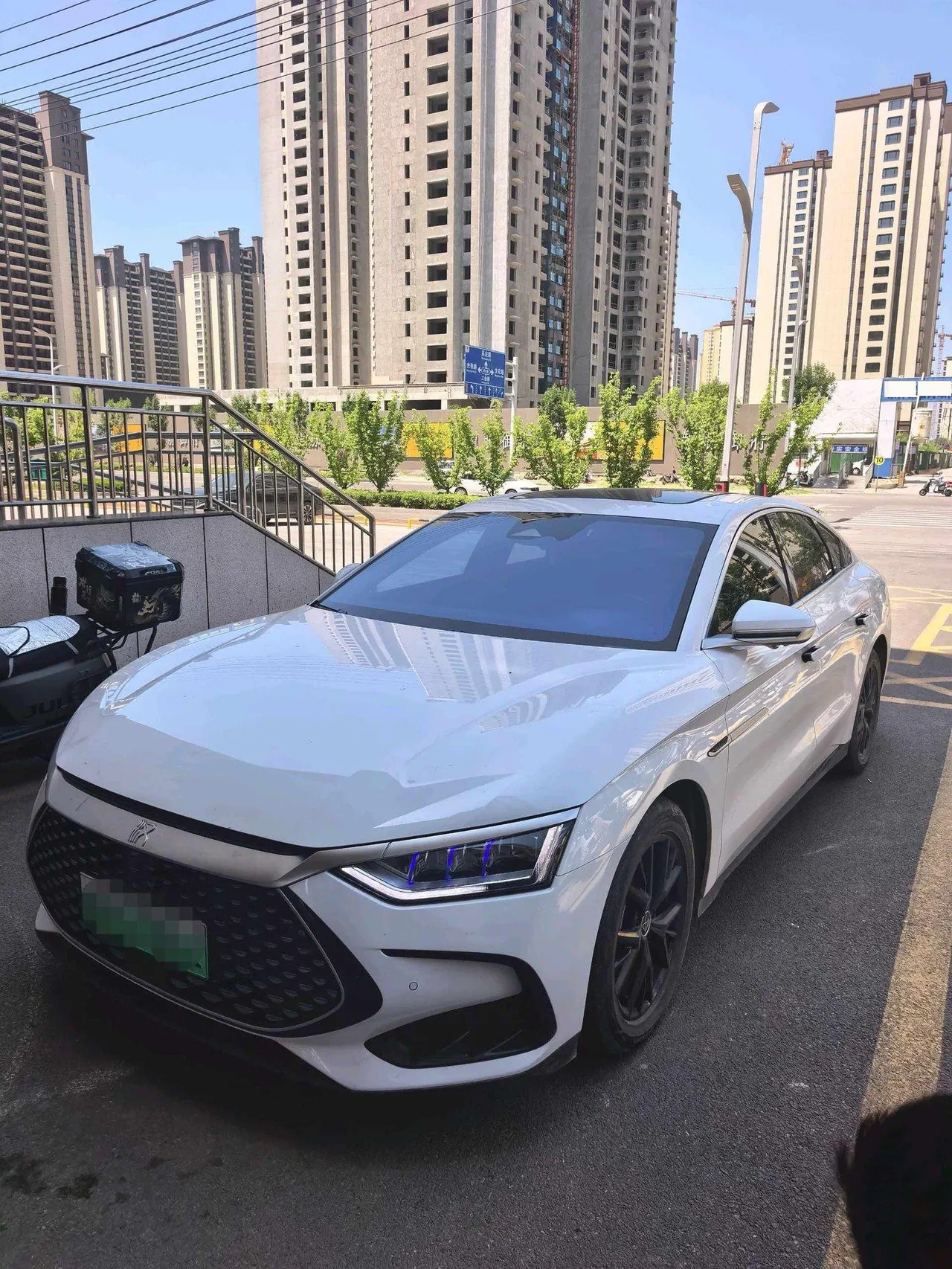 Открыть галерею: BYD 2023 Han DM-i 1.5T stepless champion version 121KM noble automatic gear