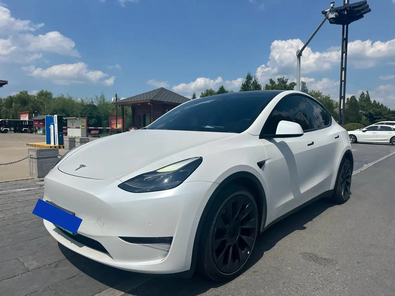 Tesla 2021 Model Y long endurance all-wheel drive version automatic transmission - View 1