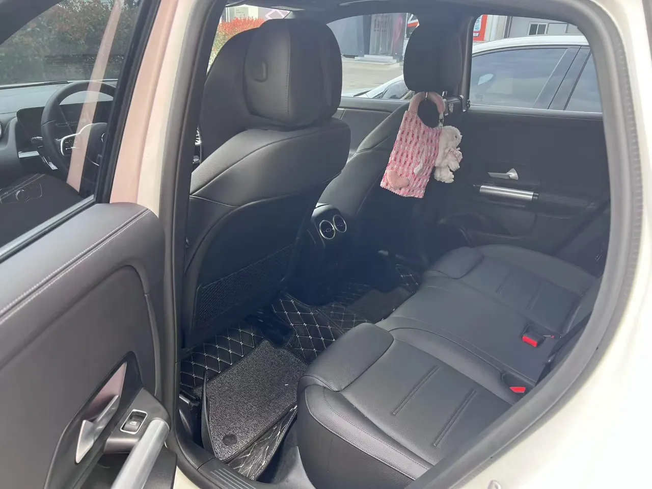 Mercedes Benz 2023 GLA 220 2.0T automatic gear 3