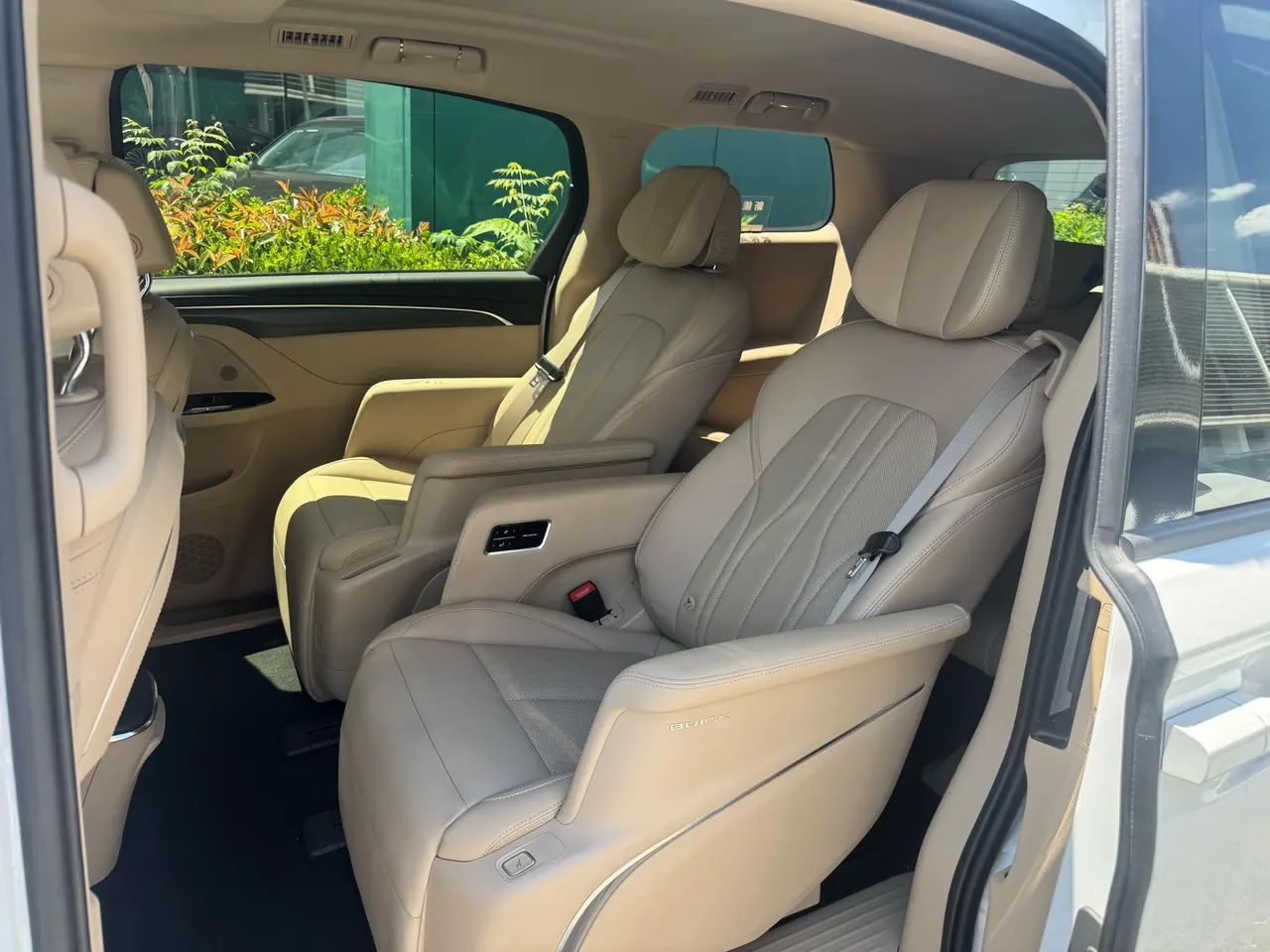 Buick 2025 GL8 Lu Shang 1.5T Premium Edition 7-seat Automatic Gear 4
