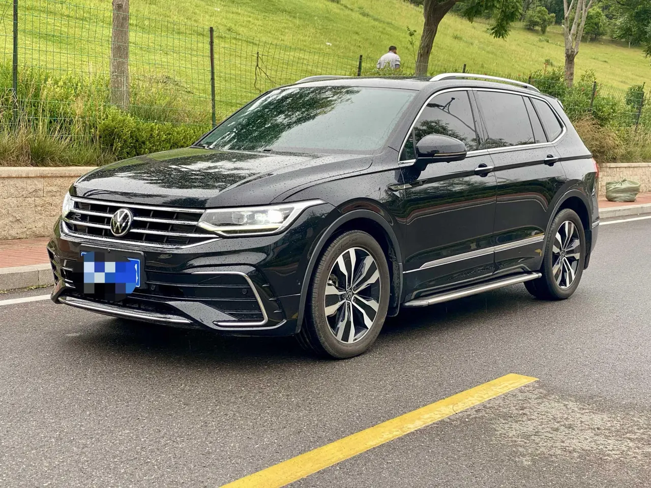 Volkswagen 2022 Tiguan L R-Line 2.0TSI 330TSI Two-Drive R-Line Overdrive Automatic Gear - View 1